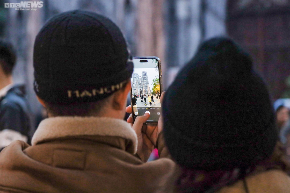 Càng về tối, khu vực Nhà thờ Lớn càng tấp nập người dân đến chụp ảnh.