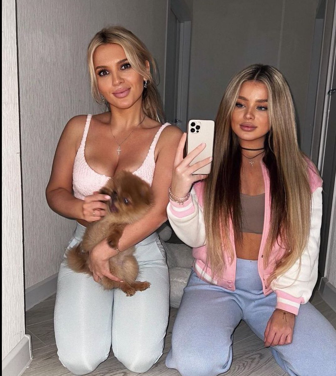 Người xuất hiện trong clip đó không ai khác đó là Tatochka Vselennaya - mẹ của cô nàng. Mặc dù hơn con gái 22 tuổi nhưng bà mẹ này trông không hề già hơn con gái mà thậm chí còn khiến nhiều người không thể phân biệt được ai lớn tuổi hơn. Phải công nhận mẹ của Veronika Zolotova có màn hack tuổi cực kỳ đỉnh cao.