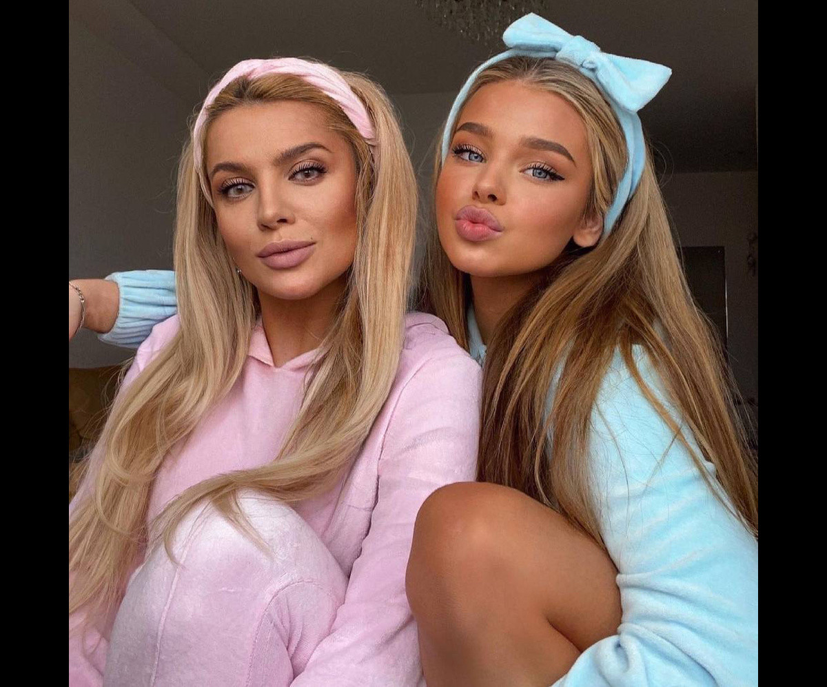 Dưới đoạn video, rất nhiều cư dân mạng để lại bình luận sốc vì sự giống nhau của họ: “Không, không, cô ấy là em gái của bạn”, “Tôi tưởng các bạn là chị em”, 'Bạn thực sự là bản sao hoàn hảo của mẹ', 'Ôi trời, cả hai giống như chị em sinh đôi vậy', 'Không thể tin được mẹ của bạn lại trẻ trung như vậy'