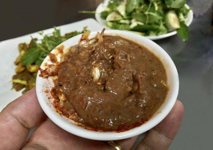 Còn mắm cá lẹp chế biến không quá phức tạp. Người dân đánh bắt cá về rồi làm sạch, sau đó trộn muối vào cá, ép trong vài ba ngày là đã có được thành phẩm mắm lẹp Quảng Bình thơm ngon.