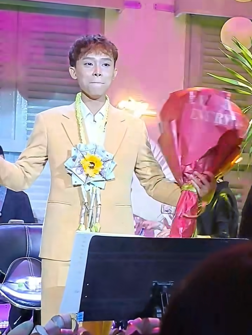 Suong nhu Ho Van Cuong: Di hat moi tay nhan tien, vang fan tang-Hinh-8