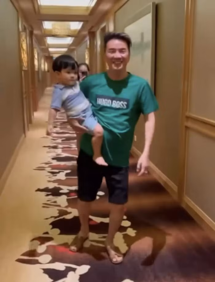Ca sĩ Đàm Vĩnh Hưng vô tình lộ “nét nhà quê” bên con trai nhỏ ảnh 2