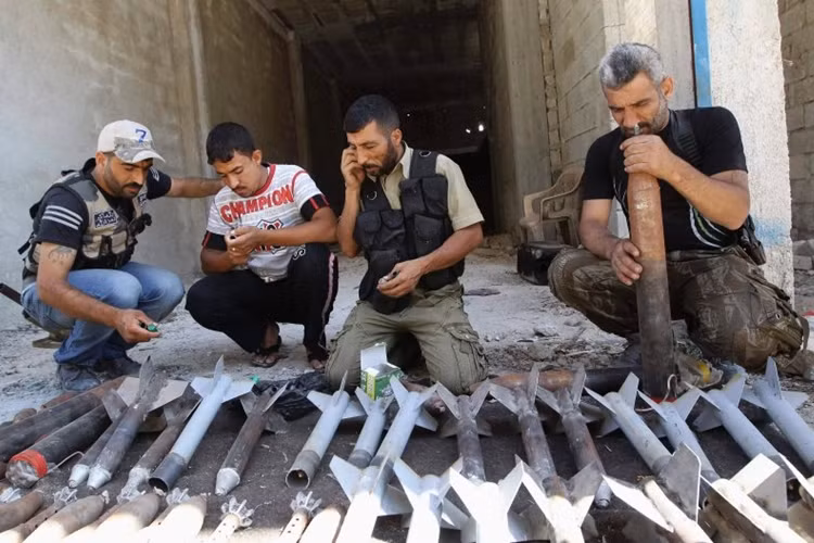 Các phiến quân ở Aleppo tự chế tạo tên lửa. Theo giới chuyên gia, phiến quân Syria đang ngày càng trở nên cực đoan hơn, một phần thất vọng vì sự giúp đỡ hời hợt của phương Tây.