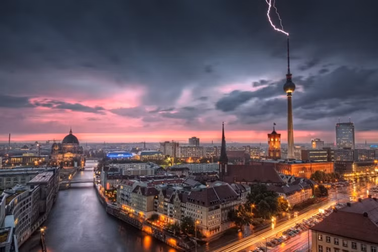 Sét đánh tòa tháp truyền hình, một trong những biểu tượng của thủ đô Berlin, Liên bang Đức.