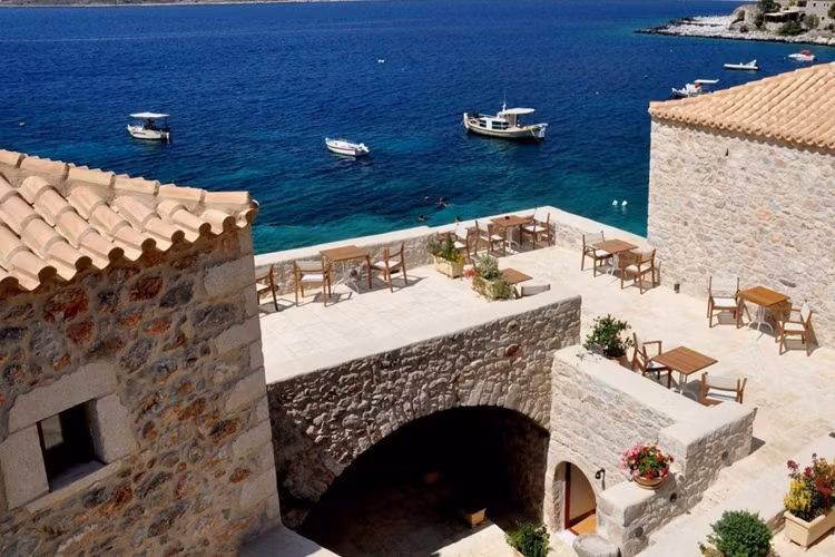  Khu nghỉ dưỡng Pirgos Mavromichali, Limeni, Hy Lạp Khu thành cổ này vốn thuộc về dòng họ Mavromichali từ nhiều thế kỷ. Nó có 13 phòng khách sang trọng và cảnh quan thật tuyệt vời.