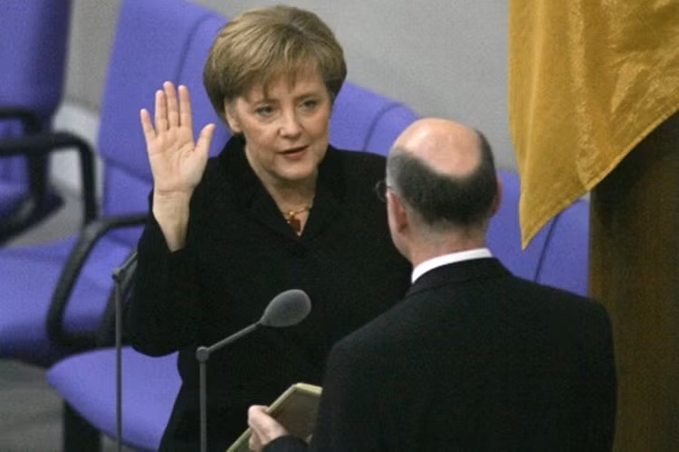 Angela Merkel tuyên thệ nhậm chức Thủ tướng Đức ngày 22/11/2005. Bà là nữ thủ tướng đầu tiên trong lịch sử Cộng hòa Liên bang Đức.