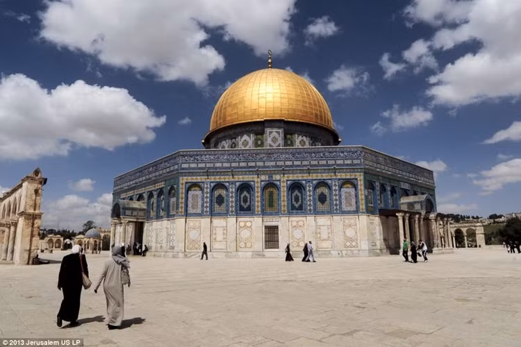 The Dome of the Rock (Nhà thờ trên núi), một trong những thánh địa linh thiêng nhất của người Hồi giáo.