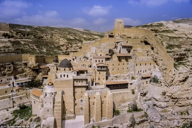 Được xây dựng trên sa mạc Judean, tu viện Mar Saba được các tu sĩ Hy Lạp xây dựng ở Thế kỷ thứ 5 sau Công Nguyên.