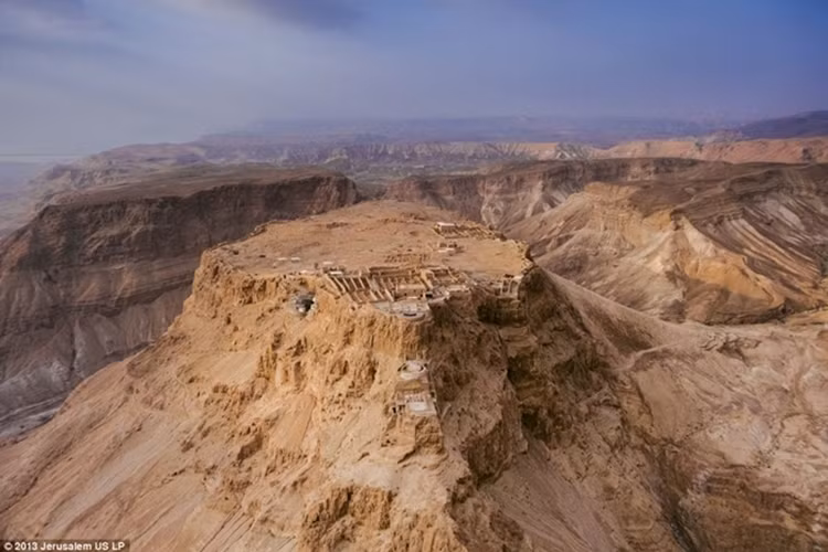 Masada, một pháo đài trên núi được xây dựng theo lệnh của Herod Đại đế trong Thế kỷ thứ 1 trước Công Nguyên.