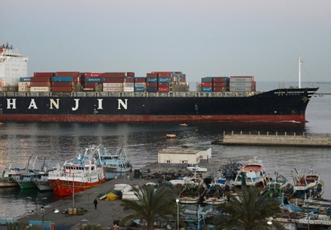 Một tàu chở container đi qua Kênh đào Suez.