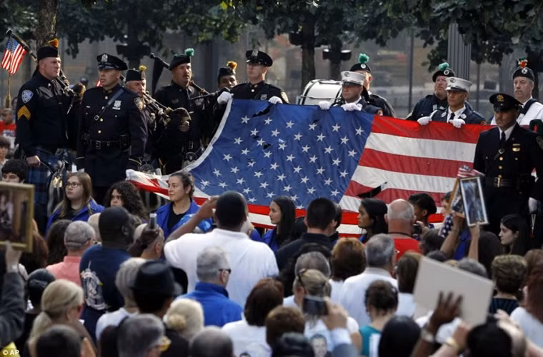 Bạn bè và thân quyến của những người bị thiệt mạng trong cuộc tấn công khủng bố ngày 11/9/2001 trên nền cũ của Trung tâm Thương mại Thế giới.