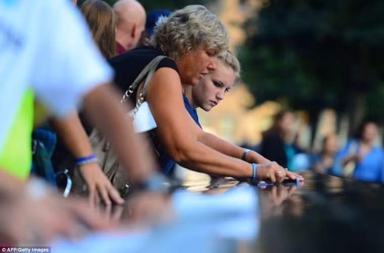 Bà Gail Silke và cháu gái Erica Tierney lần tìm dòng chữ khắc tên người anh trai Steven Bristoll, một cảnh sát bị thiệt mạng trong ngày 11/9/2001.