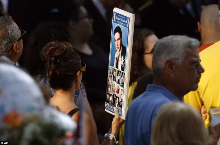 Bạn bè và thân quyến của các nạn nhân bị thiệt mạng trong cuộc tấn công khủng bố ngày 11/9 tụ tập tại Đài tưởng nhớ 11/9 ở New York, trên nền cũ của Trung tâm Thương mại Thế giới..