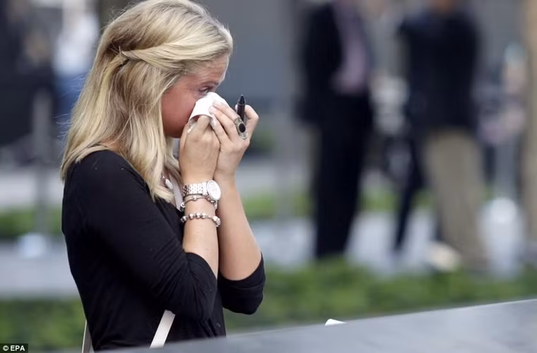 Kayla Fallon, con gái của William Fallon chết ngày 9/11/2001, không cầm nổi nước mắt tại Đài tưởng nhớ 11/9, trong lễ tưởng niệm lần thứ 12 ngày xảy ra các cuộc tấn công khủng bố vào nước Mỹ.