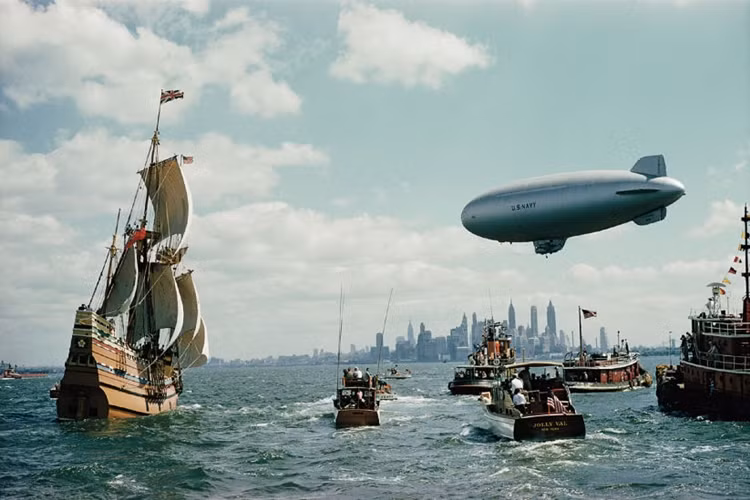 Bức ảnh chụp năm 1957 về chiếc thuyền buồm Mayflower II – bản sao của thuyền buồm Thế kỷ 17 – tiến vào cảng New York, sau 54 ngày đêm vượt Đại Tây Dương.