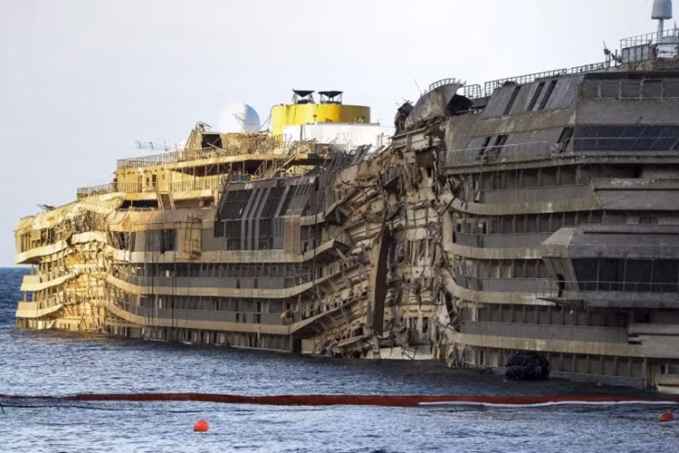 Tàu chở khách viễn dương Costa Concordia (Titanic Italy) được trục vớt sau hàng năm ngâm mình trong nước biển. Đây là một trong những vụ trục vớt phức tạp, tốn kém nhất trong lịch sử hàng hải thế giới.