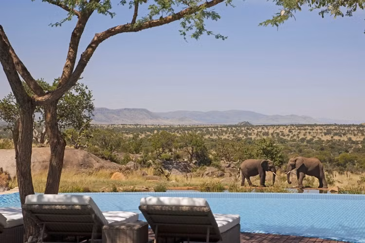  Khách sạn "Bốn Mùa", Serengeti, Tanzania Khu nghỉ dưỡng 5 sao này có 77 phòng được trang trí theo phong cách cổ điển thời thuộc địa. Ngoài việc du ngoạn ngoài trời, du khách còn có thể dùng khinh khí cầu chiêm ngưỡng cuộc sống trên thảo nguyên hoang dã Châu Phi.