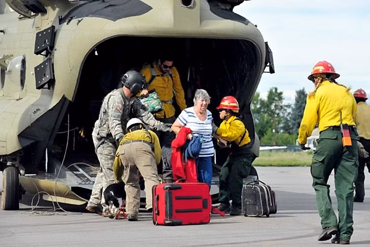 Quân đội sử dụng máy bay trực thăng vận tải Chinook sơ tán những người bị nạn ở thành phố Boulder, Colorado.