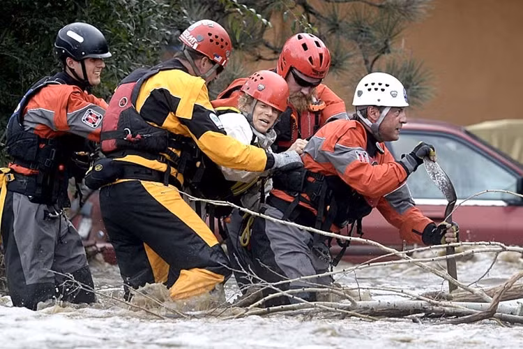 Lực lượng cứu họ vất vả đưa người bị nạn khỏi nơi nguy hiểm.