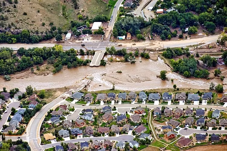 Nước lũ cắt đôi khu dân cư Lyons, bang Colorado.