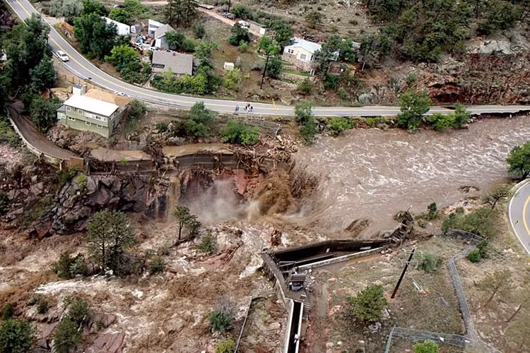 Nhiều ngôi nhà có nguy cơ sụp đổ vì mưa lũ gây ra lở đất ở Estes Park.