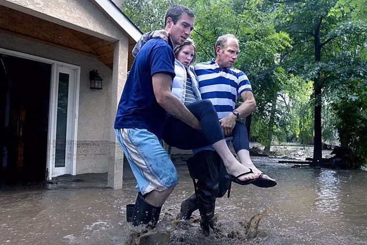 Cứu người thân bụng mang dạ chửa ra khỏi khu vực ngập lụt.