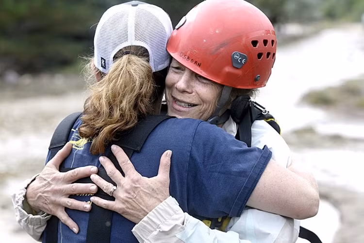 Niềm vui gặp lại người thân sau khi thoát hiểm.