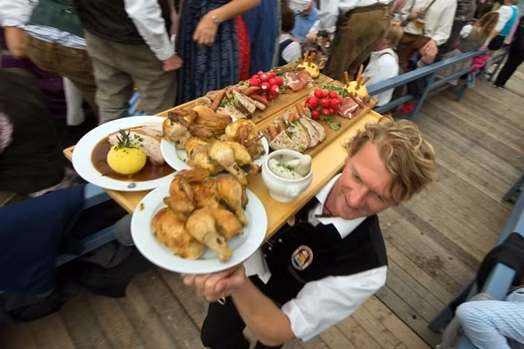 Các món ăn cũng rất đa dạng, ngon miệng.