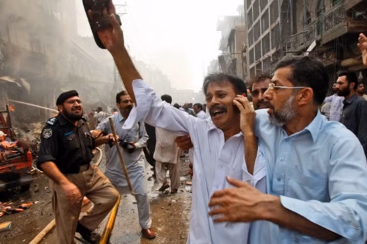 Tuyệt vọng gọi điện thoại cho thân quyến và hy vọng có người trả lời.