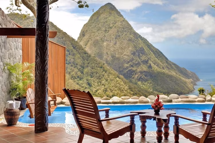  Khu nghỉ dưỡng Ladera, Soufriere, St. Lucia Ở độ cao cách mặt biển Caribe hơn 300m Khu nghỉ dưỡng Ladera ở St. Lucia nằm giữa 2 miệng núi lửa.