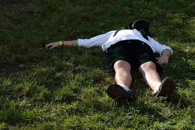 ...và vô tư làm một giấc say nồng, bất kể người qua lại.