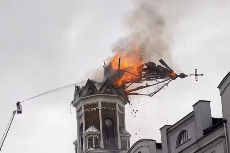 Ngọn tháp của Nhà thờ Saint Wojciech (Ba Lan) lính cứu hỏa thổi bay trong khi dập lửa.