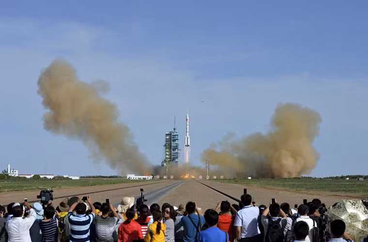 Trung Quốc tiến rất nhanh trong lĩnh vực chinh phục vũ trụ. Trong ảnh là vụ phóng tên lửa Trường Chinh 2-F tại Trung tâm phóng vệ tinh Tửu Tuyền, đưa tàu vũ trụ có người lái Thần Châu 10 lên quĩ đạo.