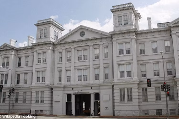 Trụ sở Bộ Chỉ huy Hệ thống đường biển của Hải quân là nơi làm việc của khoảng 3.000 người. Bộ chỉ huy này phụ trách về kỹ thuật, xây dựng, mua và bảo trì tàu biển, tàu ngầm và các hệ thống tác chiến.