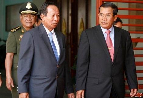 Phó Thủ tướng kiêm Bộ trưởng Quốc phòng Tea Banh (trái) và Thủ tướng Campuchia Hun Sen.