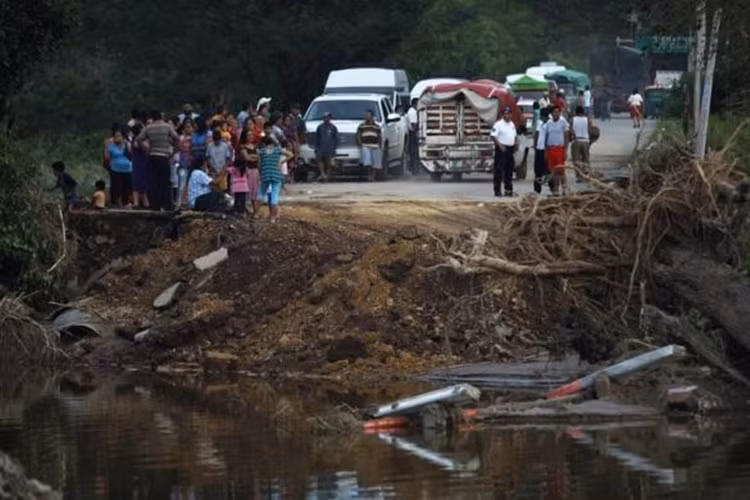 Giao thông bị gián đoạn do lũ lụt tàn phá đường sá tại San Cristobal Sola de Vega, bang Oaxaca, ngày 16/9/2013.