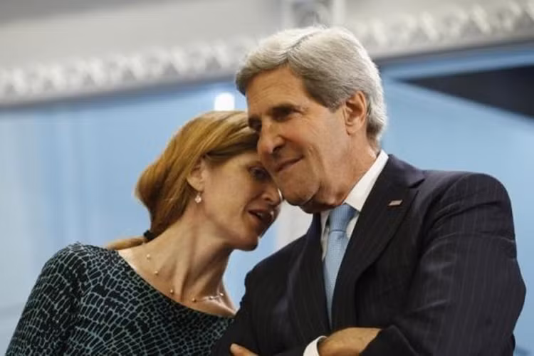 Tổng thống Obama chỉ thị cho Ngoại trưởng John Kerry theo đuổi một thỏa thuận ngoại giao về chương trình hạt nhân của Iran.Trong ảnh: Ngoại trưởng John Kerry và Đại sứ Mỹ tại LHQ Samantha Power.