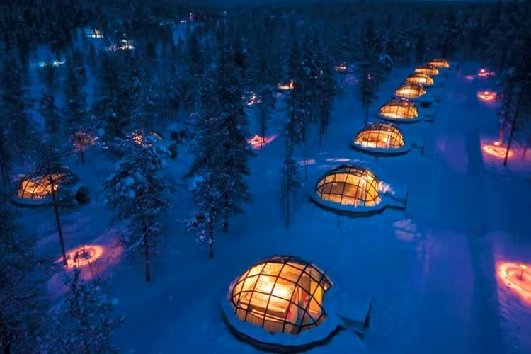  Làng khách sạn Kakslauttanen, Phần Lan Làng khách sạn Kakslauttanen bao gồm những căn phòng riêng biệt có vòm kính khiến du khách có thể vừa nghỉ ngơi vừa chiêm ngưỡng Bắc Cực quang rực rỡ trong mùa Đông lạnh giá.