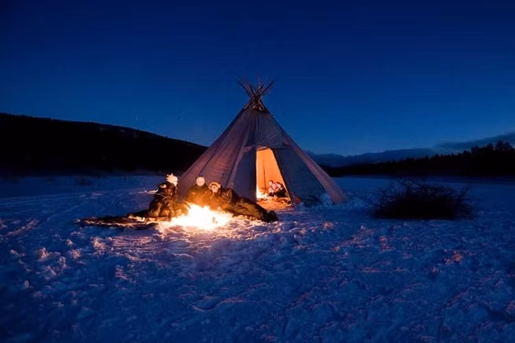  Khách sạn Sorrisniva, Na Uy Được thiết kế dưới dạng các túp lều truyền thống và được dựng lên hàng năm trên sông Alta đã đóng thành băng.