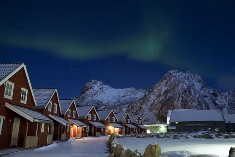  Khách sạn Svinøya Rorbuer, Na Uy Dưới dạng một ngôi làng truyền thống, khách sạn Svinøya Rorbuer là địa điểm để du khách trải nghiệm Bắc Cực quang và thưởng thức các đồ ăn thức uống truyền thống bản địa.