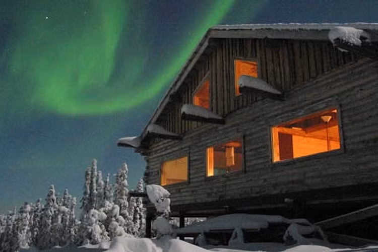  Khách sạn Ion, Iceland Đây chính là nơi lý tưởng để du khách chiêm ngưỡng Bắc Cực quang. Không những thế, du khách còn được tham quan các danh lam thắng cảnh của Iceland như Công viên Quốc gia Pingvellir, hồ Thingvallavatn lớn nhất Iceland và suối nước nóng Geysir.