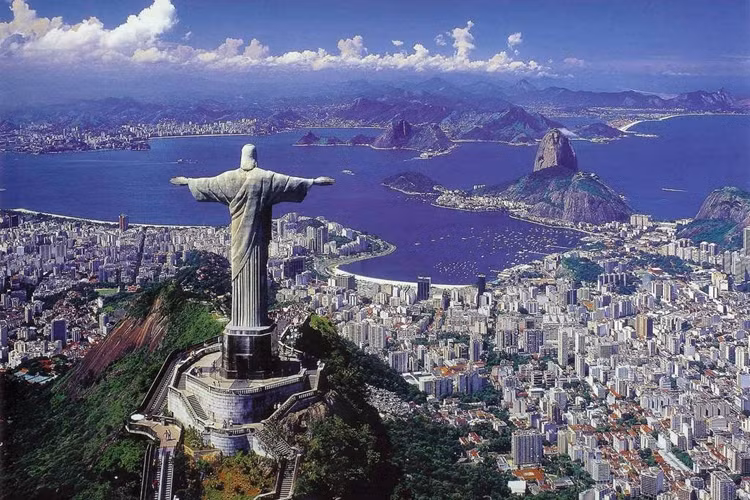  Cảng Rio de Janeiro: Vịnh Rio de Janeiro ở Brazil là vịnh lớn nhất hành tinh về khối lượng nước và được bao quanh bởi các dãy núi đá nổi tiếng như Sugar Loaf Mountain, đỉnh Corcovado. 