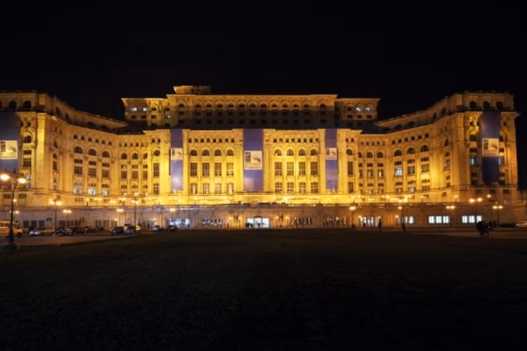 Cư dân Bucharest chỉ trả lại 4/12 số ví nhặt được.