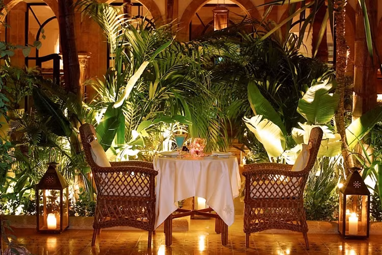  Cung điện Heure Bleue, Essaouira, Morocco Nhà khách Hoàng gia biến thành khách sạn này khiến người ta nhớ đến lối sống vương giả của giới quan lại thời thuộc địa ở Morocco.