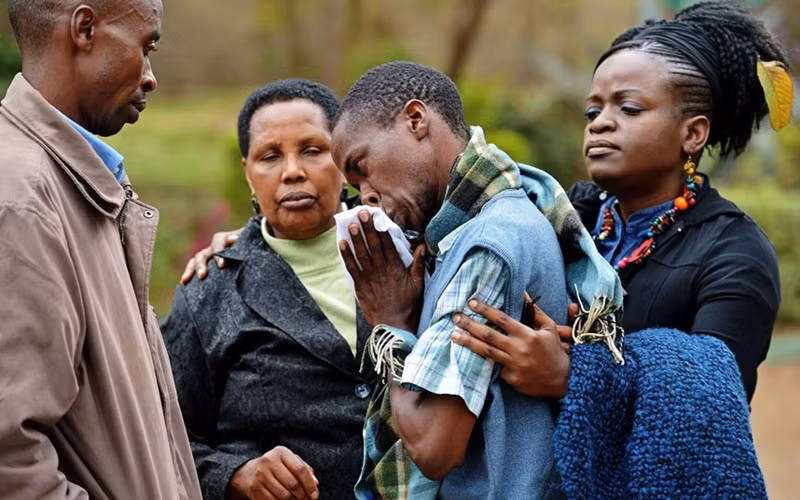 Khóc thương người cha bị thiệt mạng trong vụ tấn công khủng bố trung tâm mua sắm Westgate ở thủ đô Nairobi, Kenya.