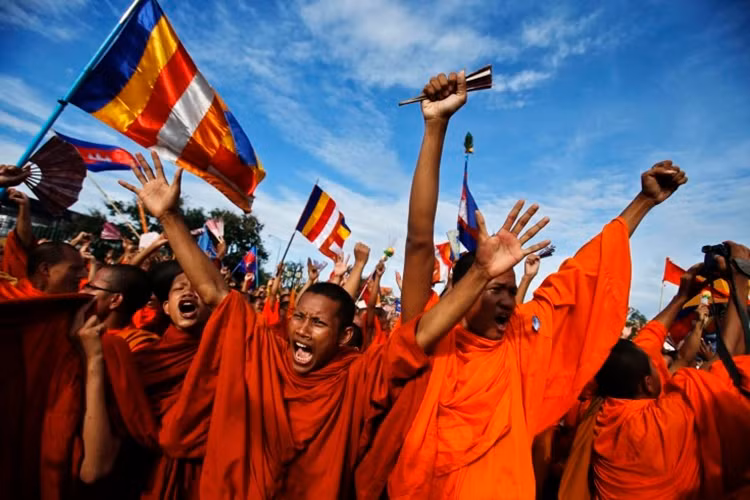 Những người ủng hộ Đảng Cứu quốc Campuchia biểu tình ở thủ đô Phnom Penh ngày 16/9/2013.