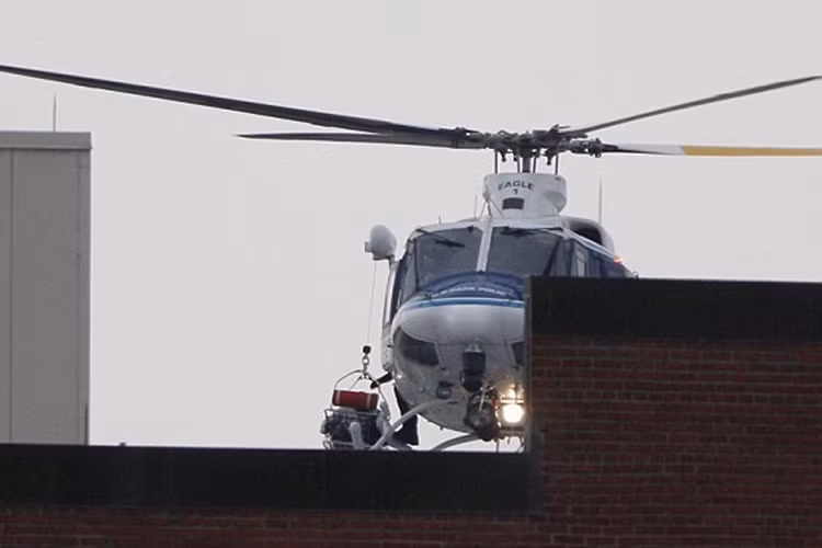 Máy bay trực thăng được huy động để chở người bị bắn đến bệnh viện.