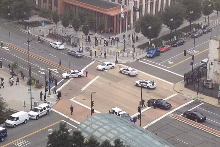 Vụ xả súng kinh hoàng này đã xảy ra trong Công xưởng Hải quân Mỹ gần ngã tư giao nhau giữa Đại lộ số 8 và M Street SE ở thủ đô Washington.