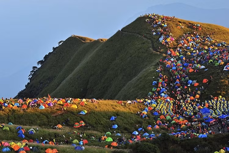 Hơn 15.000 người đã cắm trại ở sườn núi Wugongshan, Trung Quốc, nhân dịp Lễ hội cắm trại quốc tế 2013.