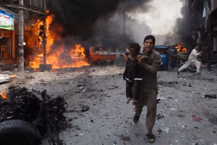 Một chiếc xe chở khoảng 220 kg thuốc nổ đã bị kích hoạt bằng điều khiển từ xa, phá hủy 10 cửa hàng, nhiều xe cộ...